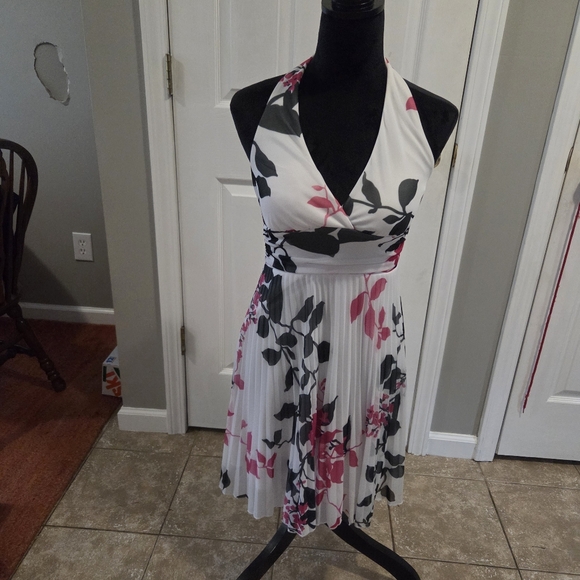 Speechless Women's White Floral Pleated Y2k Fairy Whimsical Mini Dress. Size S - Picture 1 of 7